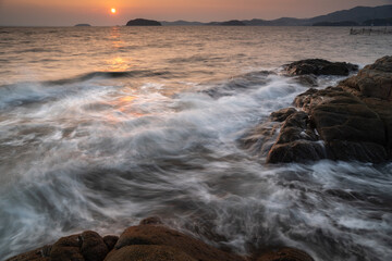 美しい夕暮れの海岸