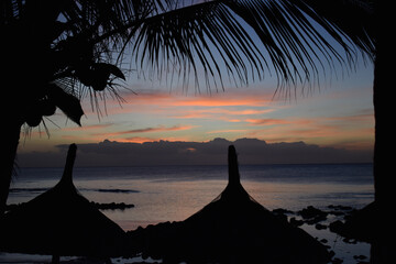 Sonnenschirme im Sonnenuntergang auf Mauritius, Pointe aux Piments