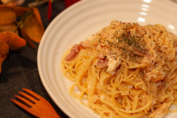 濃厚でクリーミーなタルタルソースのカルボナーラ、食欲をそそる絶品パスタ