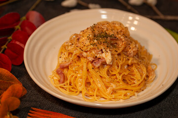 濃厚でクリーミーなタルタルソースのカルボナーラ、食欲をそそる絶品パスタ