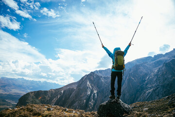 Obraz premium Woman backpacker hiking on high altitude mountain top