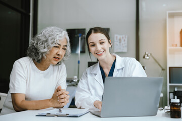 Obraz premium medicine, healthcare and people concept - doctor with tablet pc computer talking to woman patient at hospital.