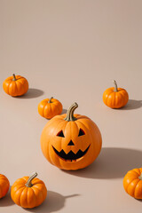 zucca sorride su sfondo neutro con piccole zucche sul fondo. auguri di halloween