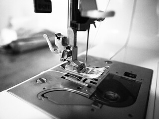 　ミシンで縫い物/モノクロ