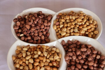 des arichides enrobés de sucre et du sel
