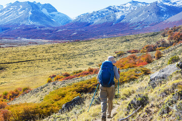 Naklejka premium Hike in autumn season