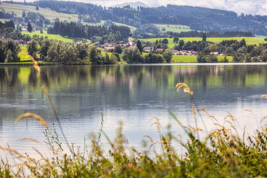 Blick &uuml;ber den Rottachsee / Rottachspeicher zum Ort Petersthal