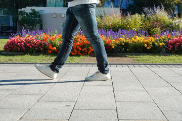 街を歩く人の足元