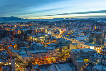 Obraz premium Abenddämmerung über der Innenstadt von Kempten im Allgäu im Winter