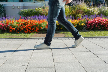 街を歩く人の足元