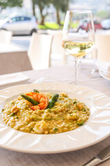 Risotto con gamberi freschi e asparagi servito come primo piatto in un ristorante elegante 