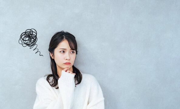 困った表情の女性
