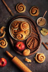 Cynamonki - drożdżówki z jabłkiem i cynamonem