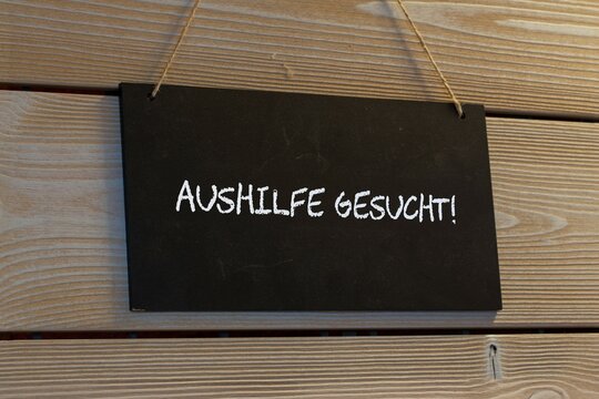 Nahaufnahme von einem Schild mit der Aufschrift AUSHILFE GESUCHT (Symbolbild)