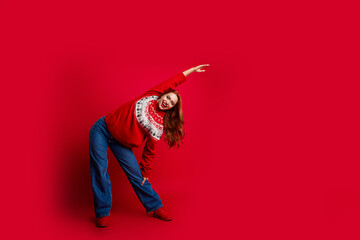 Photo portait of sportive girl wearing traditional seasonal ugly sweater new year holiday...