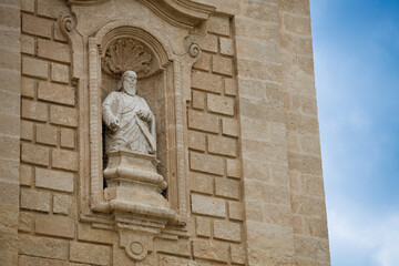 Fototapeta premium Fragment of the facade of the Cathedral Maria Santissima della Madia (Basilica Cattedrale Maria Santissima della Madia) in old town Monopoli, Puglia, Italy 