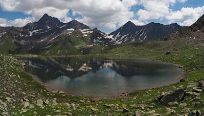 Der Piz Kesch spiegelt sich im Bergsee Murtel da Lai