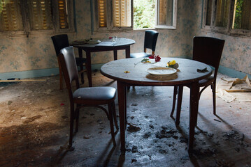 Restaurant abandonné. Table et chaises abandonnés dans un ancien restaurant fermé. Faillite du restaurant traditionnel. Salle vandalisée. Pièce sale.