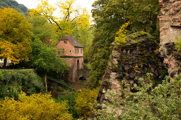Obraz premium An old cottage on the ruins of a ruined castle, Heidelberg, Germany
