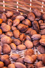 Almendras cultivadas de manera ecológica en una huerta.