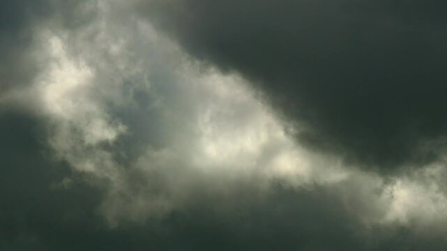 灰色の雲　雲の裂け目から漏れる光