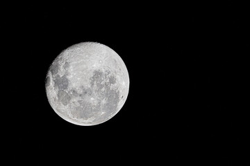 Obraz premium Crateres de la luna llena en un fondo negro