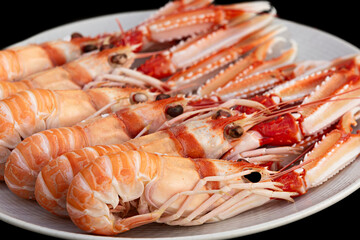 Plato con cigalas frescas cocidas.