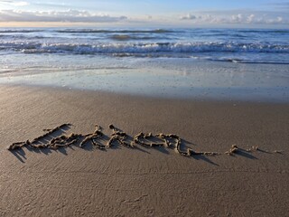 Lökken Schriftzug im Strandsand
