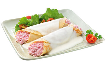 prato com panqueca de presunto e queijo acompanhado de salada de folhas verdes e tomate isolado em fundo transparente