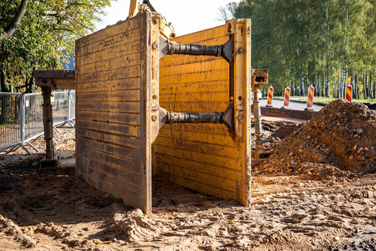 Safety wall for trenches used for road construction purposes