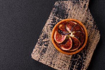 Sweet tart with figs, cheese cream and pecans