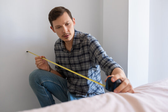 Man using measuring tape