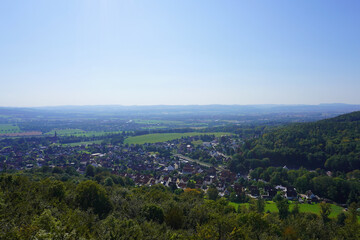 Fototapeta premium Wundervolle Aussicht von der Aussichtsplattform Jahrtausendblick bei Rinteln in Niedersachsen