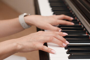 Obraz premium hands of young woman playing piano