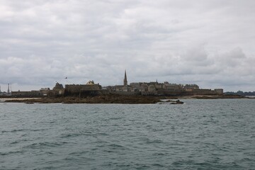 La ville fortifiée de Saint Malo, vue depuis l'estuaire de la rivière Rance, ville de Saint Malo, département d'Ille et Vilaine, Bretagne, France