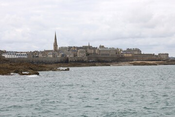 La ville fortifiée de Saint Malo, vue depuis l'estuaire de la rivière Rance, ville de Saint Malo,...
