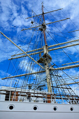 żaglowiec z masztami i olinowaniem, żaglowiec w porcie na tle niebieskiego nieba, Ship Mast and Ropes, ship moored in harbor of coastal town, sailing ship with rigging, Sailing ships moored in harbor  © kateej