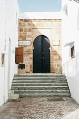 Naklejka premium un escalier menant a une porte noire.