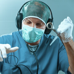 Inappropriate tool use by headphone-wearing surgeon