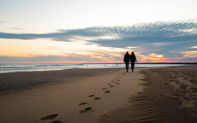 Naklejka premium couple walking on the beach