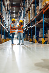 Warehouse workers having a conversation and holding a clipboard © Zamrznuti tonovi