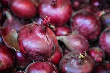 Red onions at a country market, healthy vegetable, concept for organic farming and agriculture, copy space, selected focus