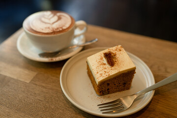 AKHA AMA COFFEEのラテアートを施したホットチョコレートとキャロットケーキ