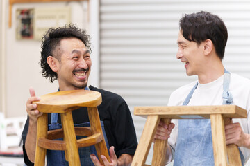 DIYで椅子を作る男性たち