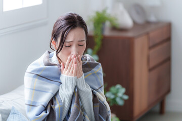 冬服を着た冷え性の女性