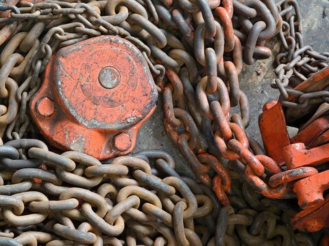 The steel buckles using in Industry for lifting heavy machines