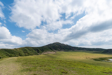 草千里ヶ浜と烏帽子岳　熊本県阿蘇くじゅう国立公園