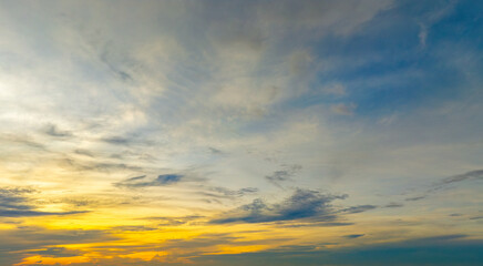 Obraz premium Enjoy a panoramic view of the skyline. The sun rises in the morning sky with colorful clouds. and beautiful cloud patterns In the soft light of the morning 