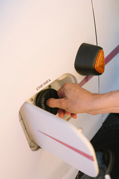 Locking fuel cap