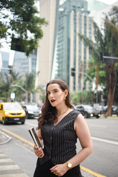 Business Woman in the big city of S&atilde;o Paulo